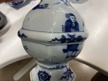 Een paar blauw-witte Delftse chinoiserie vazen, eind 17e eeuw