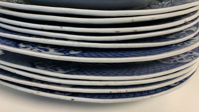 Un service en porcelaine de Chine en bleu et blanc &agrave; d&eacute;cor de sc&egrave;nes de chasse, 18/19&egrave;me