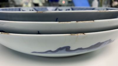 Un service en porcelaine de Chine en bleu et blanc &agrave; d&eacute;cor de sc&egrave;nes de chasse, 18/19&egrave;me