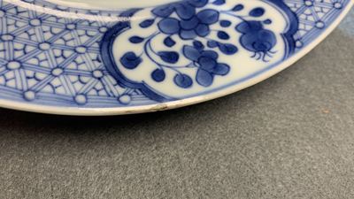 Un service en porcelaine de Chine en bleu et blanc &agrave; d&eacute;cor de sc&egrave;nes de chasse, 18/19&egrave;me