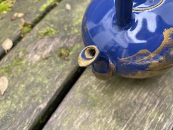 Een Chinese monochrome blauwe theepot met verguld decor, Qianlong merk en periode