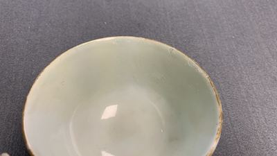 Een Chinees Canton famille rose theeservies met celadon fondkleur, 19e eeuw