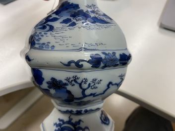 Een paar blauw-witte Delftse chinoiserie vazen, eind 17e eeuw