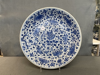 Un plat en porcelaine de Chine en bleu et blanc &agrave; d&eacute;cor floral, Kangxi