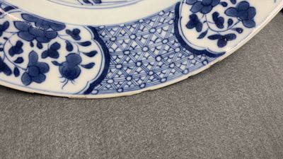 Un service en porcelaine de Chine en bleu et blanc &agrave; d&eacute;cor de sc&egrave;nes de chasse, 18/19&egrave;me