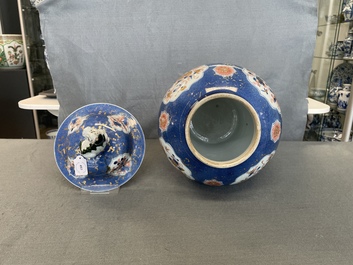 Un vase couvert en porcelaine de Chine &agrave; fond bleu poudr&eacute;, Kangxi