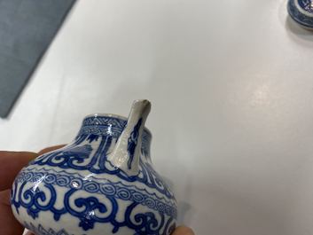 Une th&eacute;i&egrave;re miniature en porcelaine de Chine p&acirc;te tendre en bleu et blanc, Kangxi