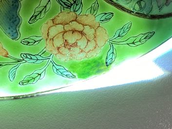 Een Chinese famille rose dekselkom met groene fondkleur, Daoguang merk en periode
