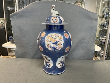 Un vase couvert en porcelaine de Chine &agrave; fond bleu poudr&eacute;, Kangxi