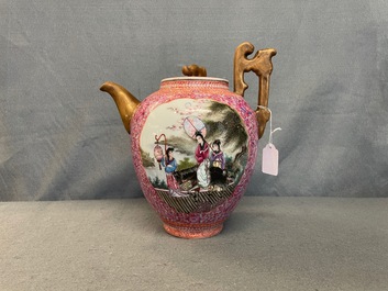 Une grande verseuse &agrave; vin couverte en porcelaine de Chine famille rose, marque de Qianlong, R&eacute;publique