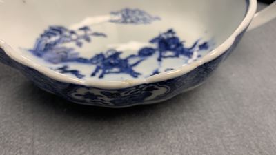 Un service en porcelaine de Chine en bleu et blanc &agrave; d&eacute;cor de sc&egrave;nes de chasse, 18/19&egrave;me