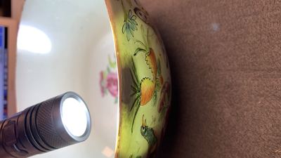 Een Chinees Canton famille rose theeservies met celadon fondkleur, 19e eeuw