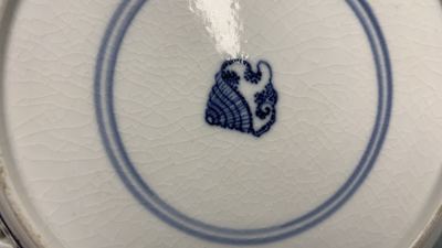 Un service en porcelaine de Chine en bleu et blanc &agrave; d&eacute;cor de sc&egrave;nes de chasse, 18/19&egrave;me