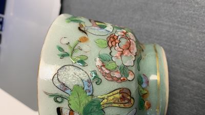 Een Chinees Canton famille rose theeservies met celadon fondkleur, 19e eeuw