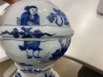 Een paar blauw-witte Delftse chinoiserie vazen, eind 17e eeuw