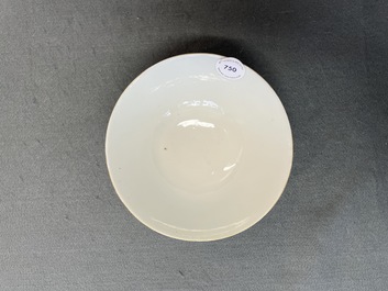 Un bol en porcelaine de Chine famille rose &agrave; fond jaune &agrave; d&eacute;cor de neuf p&ecirc;ches, marque et &eacute;poque de Guangxu