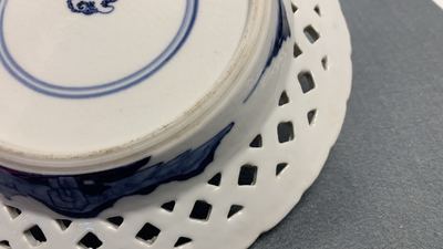 Un service en porcelaine de Chine en bleu et blanc &agrave; d&eacute;cor de sc&egrave;nes de chasse, 18/19&egrave;me