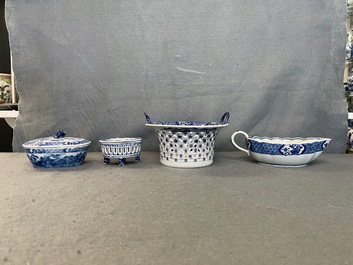 Un service en porcelaine de Chine en bleu et blanc &agrave; d&eacute;cor de sc&egrave;nes de chasse, 18/19&egrave;me