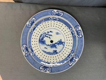 Un service en porcelaine de Chine en bleu et blanc &agrave; d&eacute;cor de sc&egrave;nes de chasse, 18/19&egrave;me