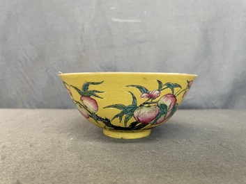 Un bol en porcelaine de Chine famille rose &agrave; fond jaune &agrave; d&eacute;cor de neuf p&ecirc;ches, marque et &eacute;poque de Guangxu
