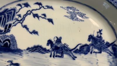 Un service en porcelaine de Chine en bleu et blanc &agrave; d&eacute;cor de sc&egrave;nes de chasse, 18/19&egrave;me