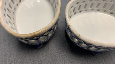 Un service en porcelaine de Chine en bleu et blanc &agrave; d&eacute;cor de sc&egrave;nes de chasse, 18/19&egrave;me