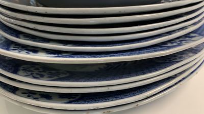 Un service en porcelaine de Chine en bleu et blanc &agrave; d&eacute;cor de sc&egrave;nes de chasse, 18/19&egrave;me