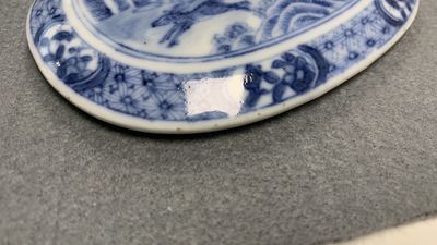 Un service en porcelaine de Chine en bleu et blanc &agrave; d&eacute;cor de sc&egrave;nes de chasse, 18/19&egrave;me