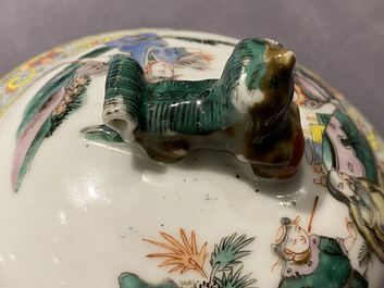 A pair of Chinese famille verte vases and covers with warrior scenes, 19th C.