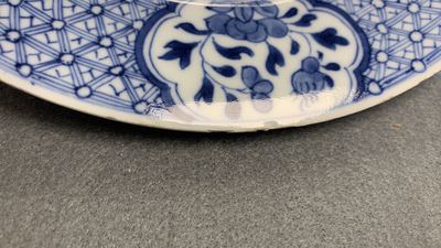 Un service en porcelaine de Chine en bleu et blanc &agrave; d&eacute;cor de sc&egrave;nes de chasse, 18/19&egrave;me