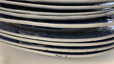 Un service en porcelaine de Chine en bleu et blanc &agrave; d&eacute;cor de sc&egrave;nes de chasse, 18/19&egrave;me