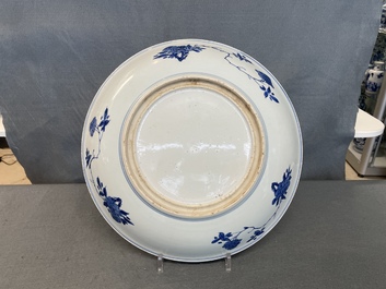 Un plat en porcelaine de Chine en bleu et blanc &agrave; d&eacute;cor floral, Kangxi