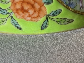 Een Chinese famille rose dekselkom met groene fondkleur, Daoguang merk en periode
