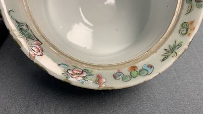 Een Chinees Canton famille rose theeservies met celadon fondkleur, 19e eeuw