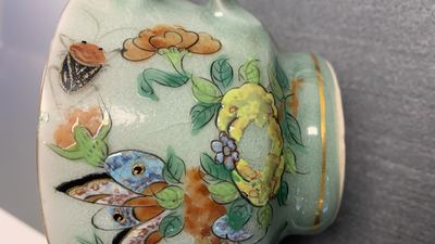 Een Chinees Canton famille rose theeservies met celadon fondkleur, 19e eeuw