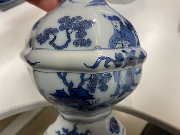 Een paar blauw-witte Delftse chinoiserie vazen, eind 17e eeuw