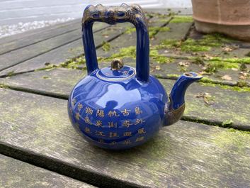 Een Chinese monochrome blauwe theepot met verguld decor, Qianlong merk en periode