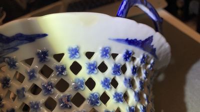 Un service en porcelaine de Chine en bleu et blanc &agrave; d&eacute;cor de sc&egrave;nes de chasse, 18/19&egrave;me