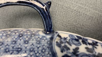 Un service en porcelaine de Chine en bleu et blanc &agrave; d&eacute;cor de sc&egrave;nes de chasse, 18/19&egrave;me