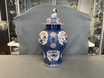 Un vase couvert en porcelaine de Chine &agrave; fond bleu poudr&eacute;, Kangxi