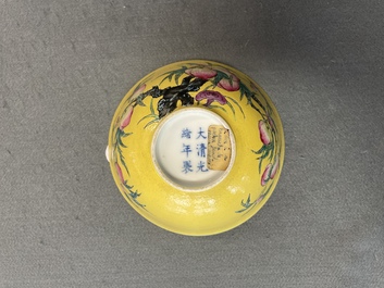 Un bol en porcelaine de Chine famille rose &agrave; fond jaune &agrave; d&eacute;cor de neuf p&ecirc;ches, marque et &eacute;poque de Guangxu