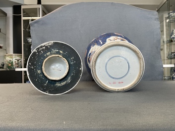 Un vase couvert en porcelaine de Chine &agrave; fond bleu poudr&eacute;, Kangxi