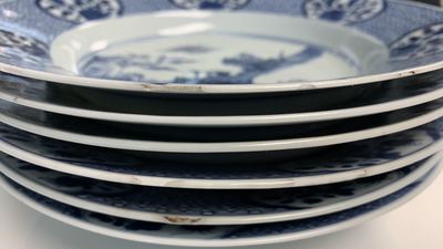 Un service en porcelaine de Chine en bleu et blanc &agrave; d&eacute;cor de sc&egrave;nes de chasse, 18/19&egrave;me