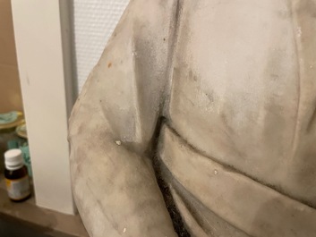 Een Romeinse marmeren figuur van een filosoof met perkamentrol, ca. 2e eeuw