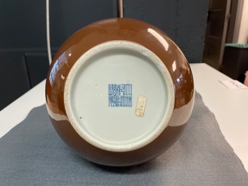 Een Chinese monochrome bruine kalebasvaas, Qianlong merk, 18/19e eeuw