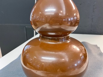 Een Chinese monochrome bruine kalebasvaas, Qianlong merk, 18/19e eeuw
