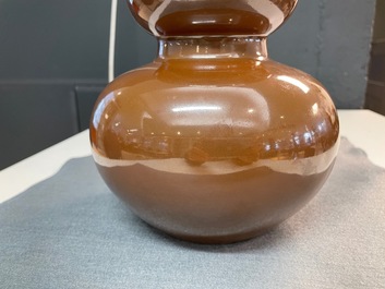 Een Chinese monochrome bruine kalebasvaas, Qianlong merk, 18/19e eeuw