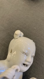 Un bol, une figure d'un gar&ccedil;on et un vase mural en porcelaine de Chine, Kangxi/Qianlong
