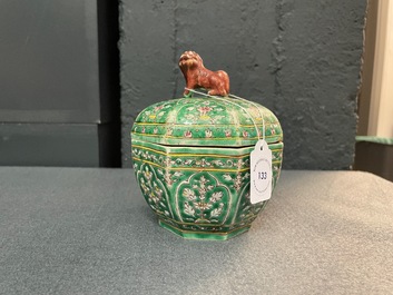 Een Chinese Bencharong dekseldoos voor de Thaise markt, 19e eeuw