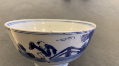 Un bol, une figure d'un gar&ccedil;on et un vase mural en porcelaine de Chine, Kangxi/Qianlong